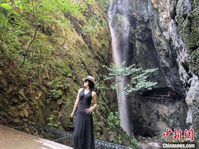 2025年7月，浙江德清莫干山，户外的山区瀑布，吸引游客打卡拍照。胡丰盛 摄