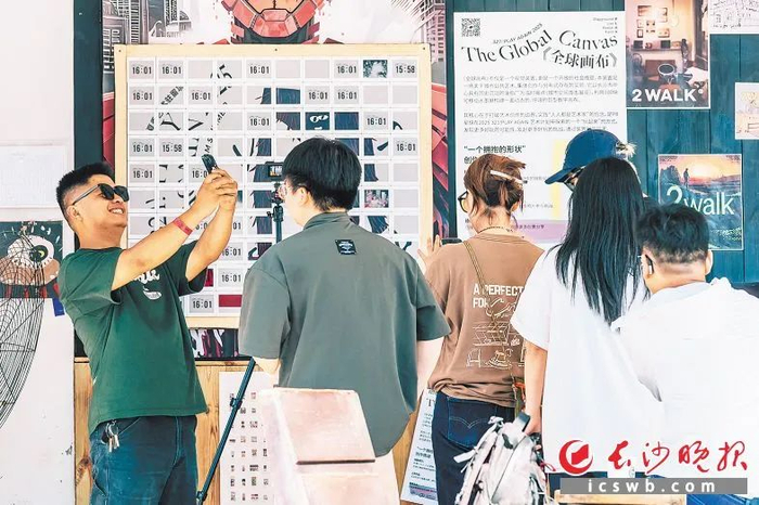 游客在油脂厂中拍照打卡。均为项目方供图