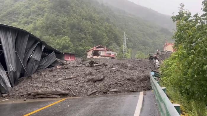 7月4日,沙坝村被泥石流冲毁的房屋和公路。受访者供图