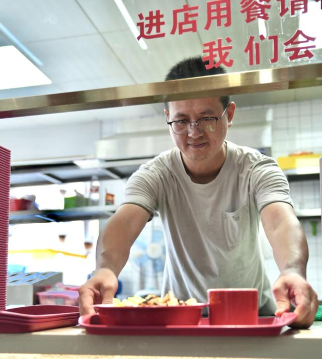 7月2日，王英吉在准备免费爱心餐。 澎湃新闻记者 王珏玮 图