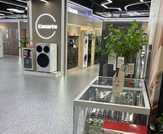 统帅懒人三筒洗衣机被放在海尔展区显眼位置。（图/记者 摄）