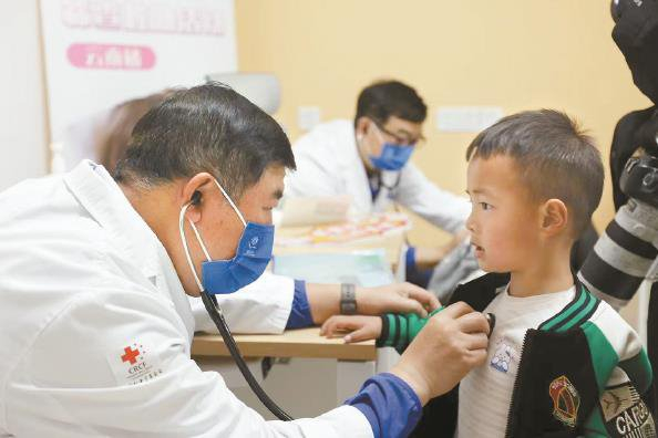             孙立忠教授在云南为先心病患儿做筛查          