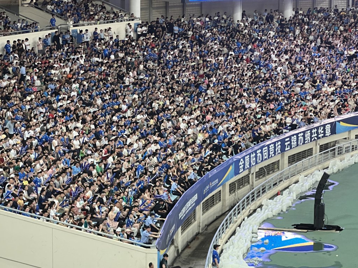想要抢到“苏超”门票不容易。 澎湃新闻记者 赵昀 图