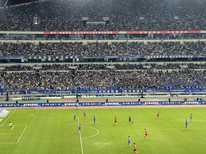 虽然只是业余赛事，但球迷的热情足够高涨。 澎湃新闻记者 赵昀 图