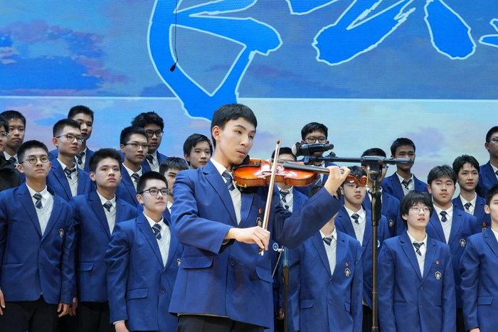 金陵中学的学生们合唱《飞云之下》