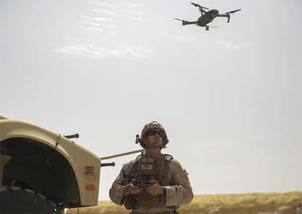 一位美国士兵在使用大疆无人机。 美军照片 