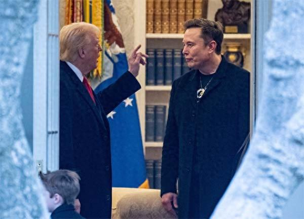 马斯克和特朗普在白宫交谈。 视频截图 