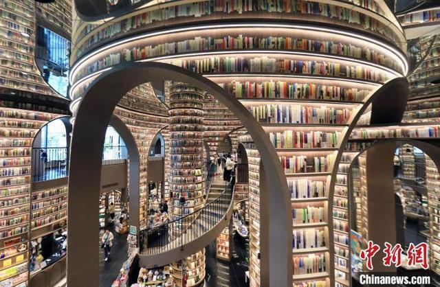 资料图：图为读者在书店内参观。中新社记者 王磊 摄