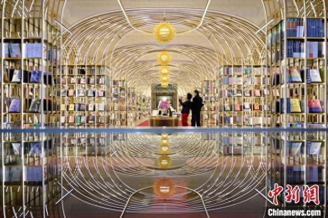 资料图：市民在试营业的新华南宫书店拍照。 韦亮 摄
