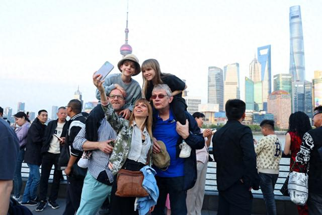 2025年4月15日，上海外滩的外国游客。视觉中国 图