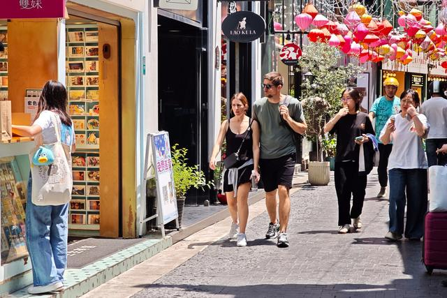 2025年5月14日，上海田子坊石库门里弄商业街区内，众多外国游客正在观光游览。视觉中国 图