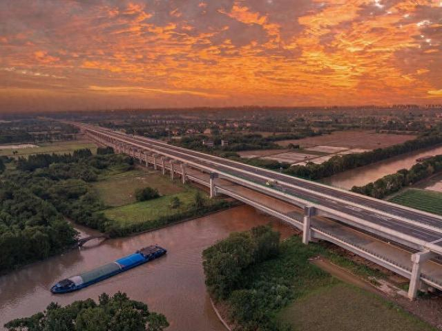 苏台高速罗家角大桥跨越京杭大运河。孙玲霞 /摄