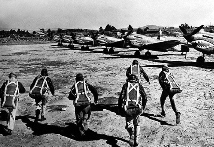 抗战期间驻扎在芷江机场的美国飞虎队员奔向飞机，迎击日军战机