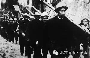 红旗渠工程中，干部始终冲锋在前。图为县委书记杨贵（前一）带领修渠大军上工。