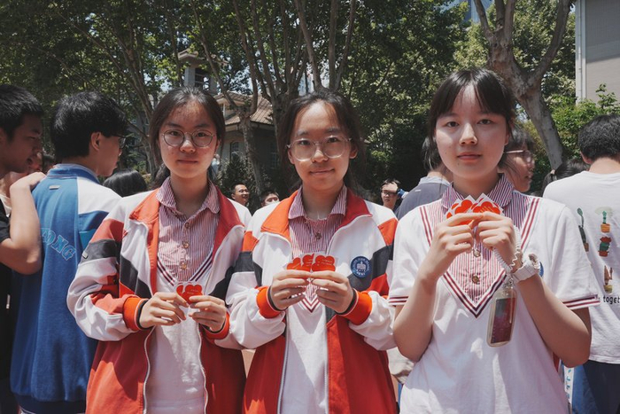 学生们在“送你一朵小红花”心理快闪活动现场