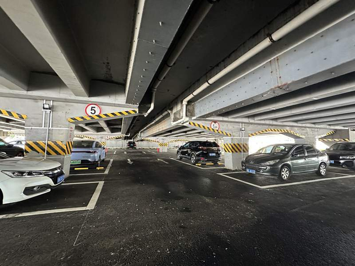 7月5日，丰台区南三环刘家窑桥下，一处新改造完成的公共停车场即将投入使用。新京报记者 王贵彬 摄