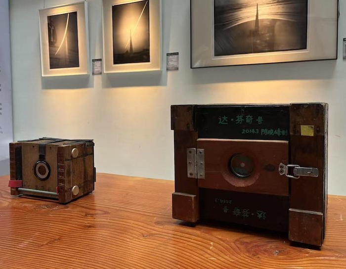 展览现场，陈晓峰自制的“墨子号”与“达芬奇号”