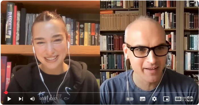 杜阿·利帕采访赫尔南·迪亚兹 图源：YouTube 