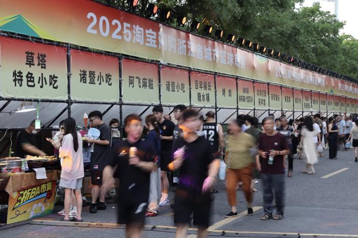 “浙BA”揭幕战的比赛场馆外,一场“绍兴宝藏”大集合“浙BA”限定主题市集火热进行。 图片来源:潮新闻客户端