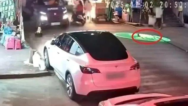 幼童躺在光影里。图源：央视网