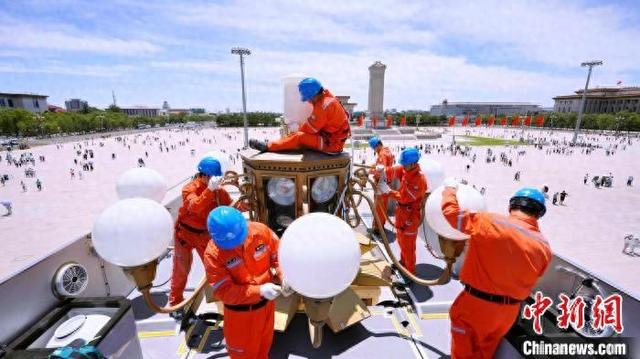近期，国网北京电力城市照明管理中心启动华灯清洗检修工作。图为华灯班正在天安门广场开展华灯清洗检修作业。张超 摄
