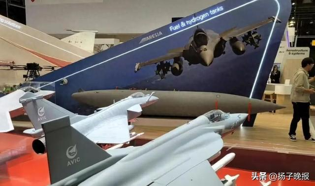 今年巴黎航展上，歼-10C展位“巧”对“阵风”海报 社交媒体