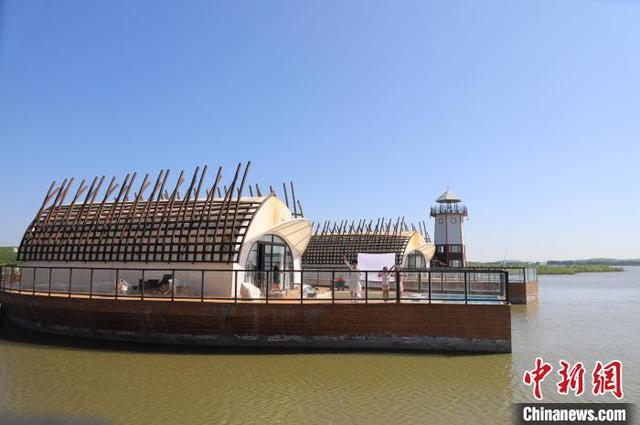 图为游客体验船宿酒店。 曾令刚 摄