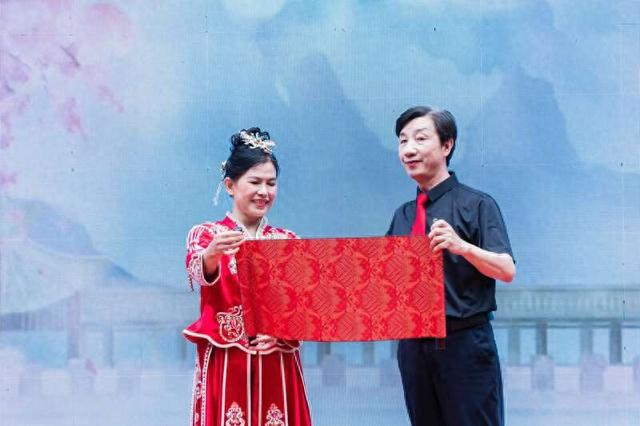 一对老人的婚礼秀现场。长沙民政职业技术学院供图