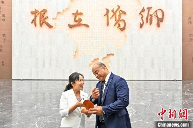 7月7日，广东江门，瑙鲁总统戴维·阿迪昂向中国侨都华侨华人博物馆赠送以瑙鲁地图为主题的纪念品。中新社记者 陈骥旻 摄