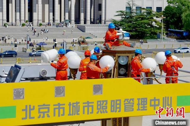 近期，国网北京电力城市照明管理中心启动华灯清洗检修工作。图为华灯班正在天安门广场开展华灯清洗检修作业。张超 摄
