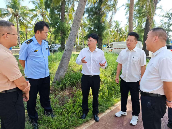 7月5日，柳战良在西秀海滩调研。