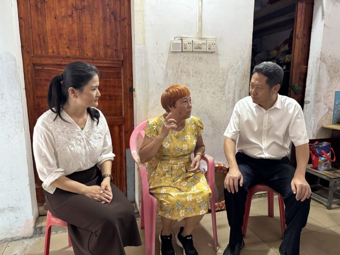 王晓龙在中山街道走访慰问生活困难老党员冯和金。