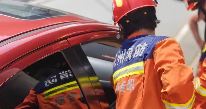警惕儿童被误锁车内，十几分钟温度可升至40-50℃