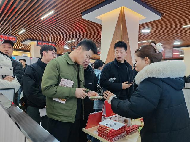 为求职者讲解用人单位招聘信息。赵宇昕 摄 （资料图）