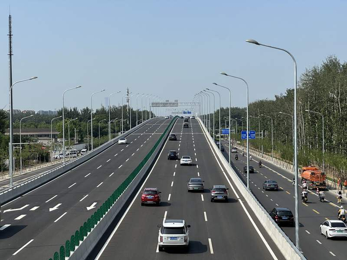 京密快速路一期今天早高峰时段进出京双向行驶畅通。 新京报记者 王贵彬 摄