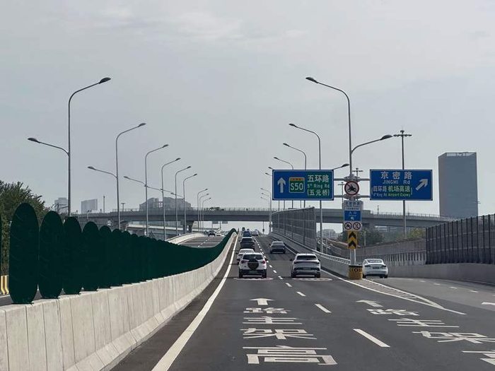 7月7日，京密快速路一期迎来开通后的首个工作日早高峰。 新京报记者 王贵彬 摄