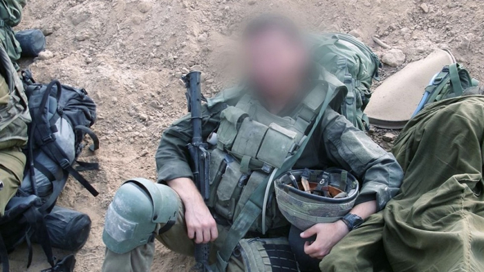 该名以色列士兵在加沙地带执行任务。图源：英媒报道配图