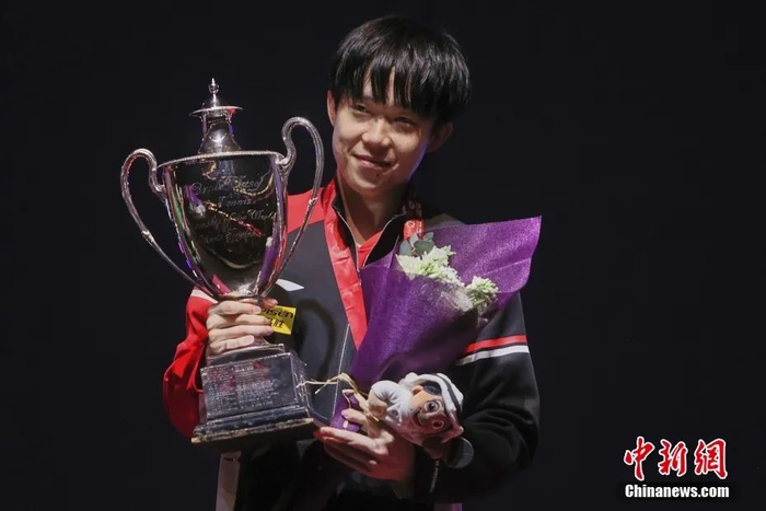 多哈世乒赛男单项目决赛中，王楚钦4:1战胜雨果·卡尔德拉诺。