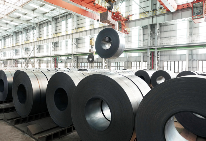（工人在唐山市海港经济开发区一家钢铁企业的成品车间吊运带钢卷。图片来源：新华社）