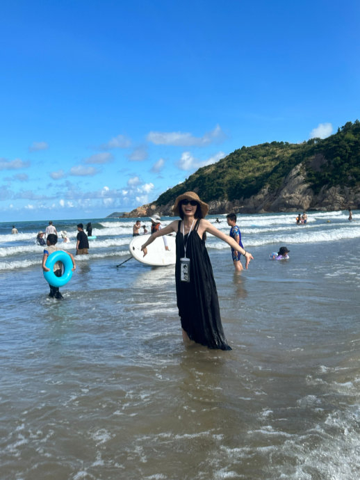 游客惊叹苍南海螺湾沙滩美景,拾获贝壳