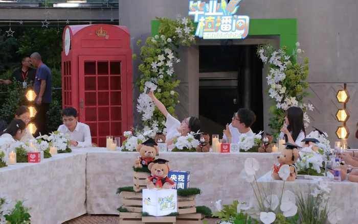 在各地乡村驻扎的科技小院学生，回到中国农业大学，参加一场专属于他们的毕业晚宴。王心悦|摄