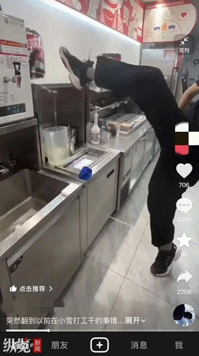 视频中一名男子用脚踢向操作台上的直饮水桶开关。（来源/视频截图）