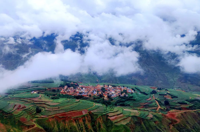 雨过天晴，红土大地呈现出一派生机盎然的景象，落霞沟云雾缭绕，宛如仙境。（东川区纪委监委 秦磊 摄）