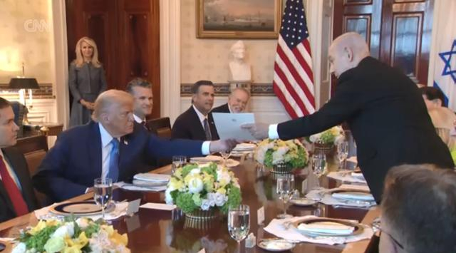 7日晚宴上，内塔尼亚胡向特朗普递上诺贝尔和平奖提名信 视频截图 