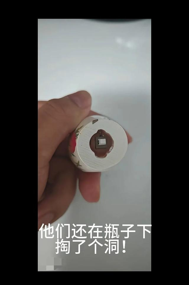 为达成“发光”条件，该冰箱贴底部被“钻孔”。图源社交媒体