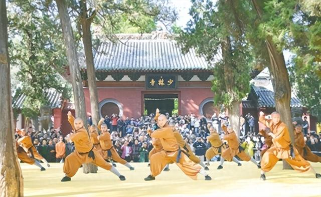 ←少林功夫展示了中国武术的独特魅力 本报记者 王秀清 摄