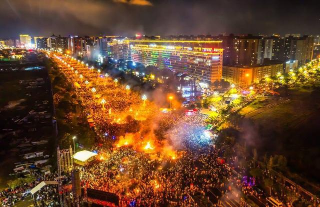 2024年凉山彝族火把节西昌火把狂欢夜 杨黎明摄