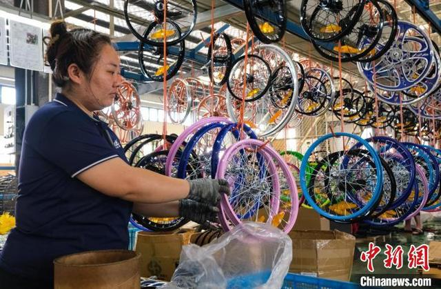 7月7日，在安徽省蚌埠市五河县经济开发区自行车产业园的生产车间里，员工们正在赶制一批出口海外的订单产品。李向前 摄