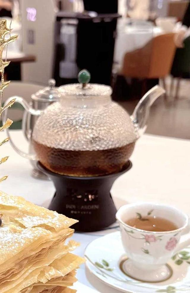 网友称，两个人吃饭点了一壶茶，茶水费外还被单独收了11元白开水费。 网络图