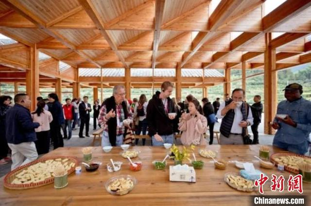 海外游客品尝石仓泡豆腐。浙江省市场监管局 供图